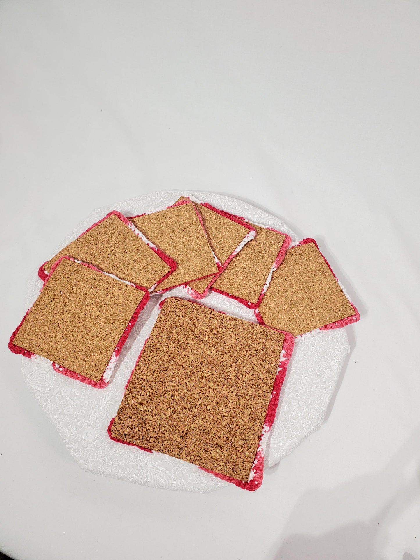 C9: Red & White Squared Coaster Set, cork backed, set of 6 plus 1 large coaster