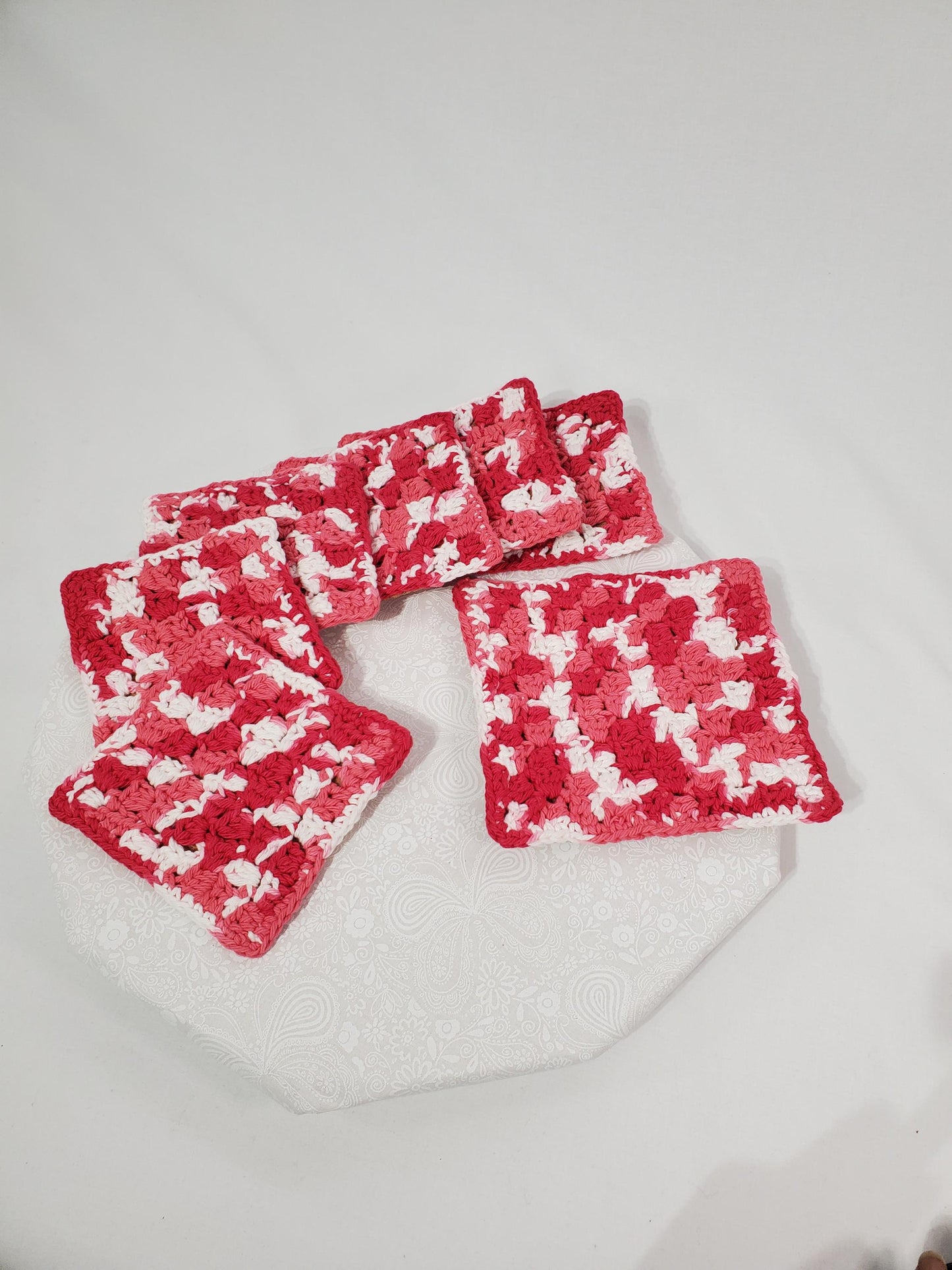 C9: Red & White Squared Coaster Set, cork backed, set of 6 plus 1 large coaster